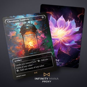 Puede incluir: Una carta proxy de Magic: The Gathering que presenta una carta de artefacto Chromatic Lantern con una linterna brillante en un entorno de bosque. El texto de la carta dice "Los terrenos que controlas tienen ": Añade una mana de cualquier color." : Añade una mana de cualquier color."