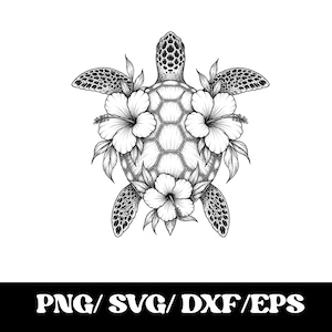Peut inclure: Une illustration numérique en noir et blanc d'une tortue de mer avec une carapace à motifs, entourée de trois fleurs d'hibiscus et de feuilles. Le texte PNG/SVG/DXF/EPS est affiché en bas du design graphique dans une police blanche en gras.