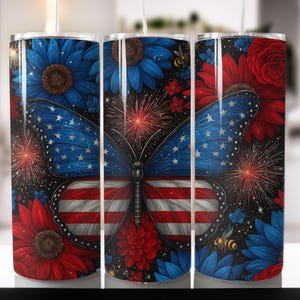 Peut inclure: Un gobelet patriotique orné d'un papillon aux ailes aux couleurs du drapeau américain. Le gobelet est décoré de fleurs rouges et bleues, de feux d'artifice et d'abeilles sur un fond sombre. Le motif est répété.