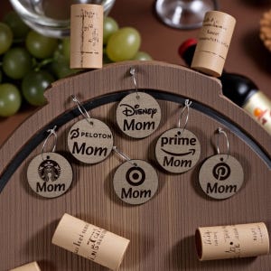 Mom Life wijnbedelset – Funny Mom wijnglasbedels – lasergegraveerd hout – set van 6