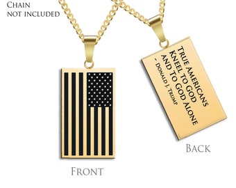 Peut inclure: Pendentif de collier en or avec un drapeau américain noir et blanc sur le devant et le texte "TRUE AMERICANS KNEEL TO GOD AND TO GOD ALONE - DONALD J. TRUMP" au dos.