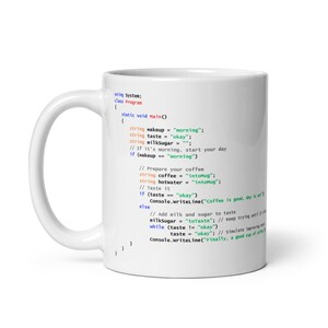 Könnte beinhalten: Weiße Keramik-Kaffeetasse mit einem Programmiercode-Design. Der Text enthält Codezeilen mit Variablen wie "wakeup", "taste" und "coffee". Die Tasse hat einen Standardgriff und eine glänzende Oberfläche.
