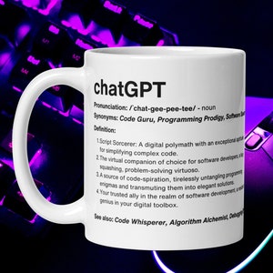 Może przedstawiać: Biały kubek ceramiczny z czarno-białym wzorem. Kubek zawiera napis "chatGPT" pogrubionymi czarnymi literami z definicją słowa poniżej. Definicja zawiera terminy "Code Guru", "Programming Prodigy" i "Software Sorcerer".