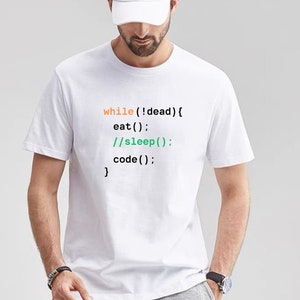 Peut inclure: T-shirt blanc avec un extrait de code imprimé dessus. Le code est le suivant : "while(!dead) { eat(); //sleep(); code(); }"
