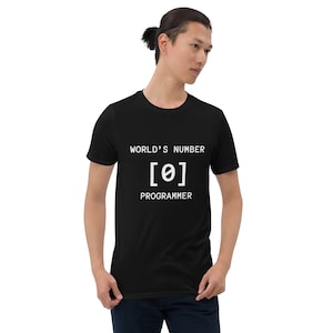Puede incluir: Camiseta negra con texto blanco que dice "WORLD'S NUMBER [0] PROGRAMMER"