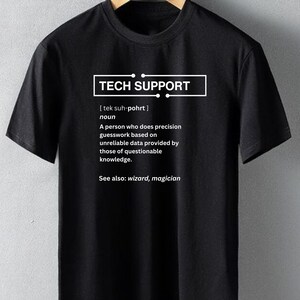 Peut inclure: T-shirt noir avec du texte blanc qui dit "TECH SUPPORT [tek suh-pohrt] nom Une personne qui fait du travail de précision basé sur des données peu fiables fournies par ceux qui ont des connaissances discutables. Voir aussi : magicien, sorcier"