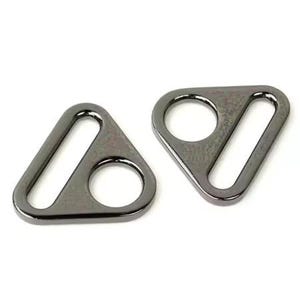 Op de afbeelding: Twee zwarte driehoekige metalen ringen met een rechthoekige opening. De ringen zijn glad en hebben een glanzende afwerking.