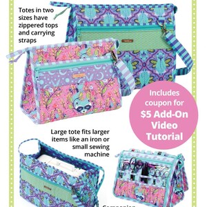 Puede incluir: Dos bolsos con cremallera y correas de transporte, uno rosa con estampado de mapache y el otro azul con estampado floral. Los bolsos están abiertos para mostrar sus compartimentos interiores. El texto "Take A Stand" y "Stand-Up Tote" está en la parte superior de la imagen. El texto "Includes coupon for $5 Add-On Video Tutorial" está en un círculo rosa. El texto "Zippered totes open wide for easy access" está en la parte inferior de la imagen.