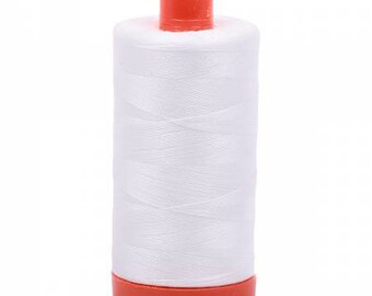 Fil de coton Mako Aurifil, poids 50, 1422 yards - Blanc naturel