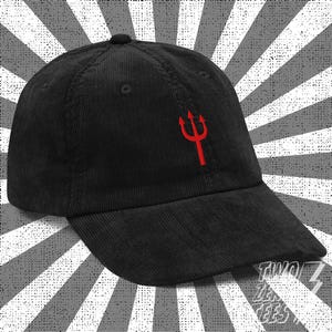 Könnte beinhalten: Schwarze Cord-Baseballkappe mit rotem Dreizack-Emblem auf der Vorderseite. Die Kappe hat einen gebogenen Schirm und eine strukturierte Krone. Der Text "TWO ZERO TEES" ist unten rechts aufgedruckt.