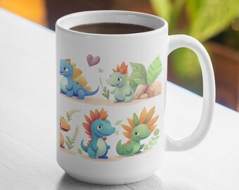 Op de afbeelding: Een witte keramische mok met een kleurrijk cartoon-dinosaurussenontwerp. De mok heeft een handvat en is gevuld met koffie.