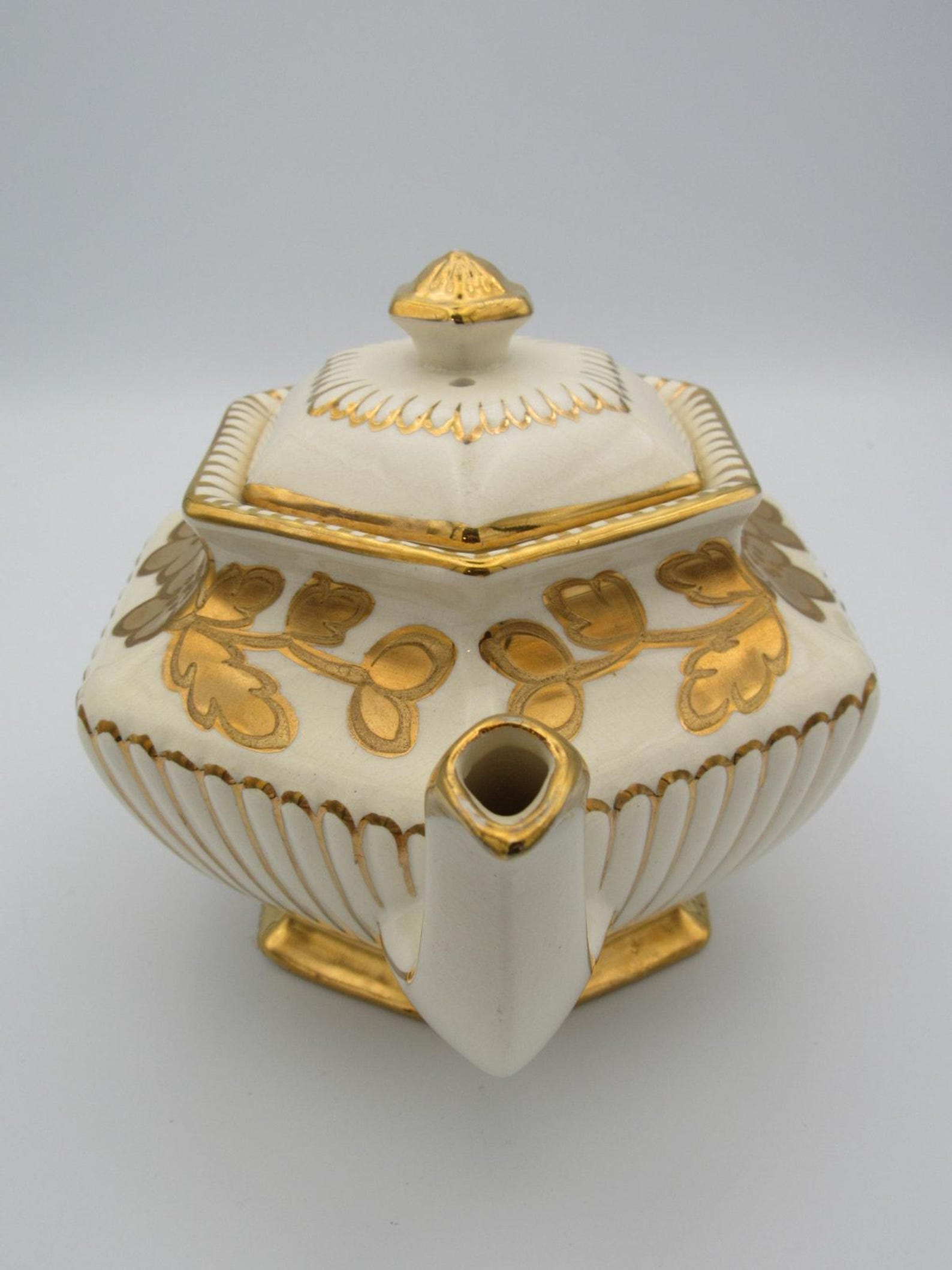 Lingard Porcelain Teapot White Gold Flowers 1940 Vintage Oxford lingard-porcelain-teapot-white-gold-flowers-1940-vintage-oxford
