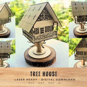 Pode incluir: Modelo de casa na árvore em madeira com um design detalhado, com telhado inclinado, varanda e padrões intrincados recortados. O modelo é montado sobre uma base de madeira. O texto "TREE HOUSE" é visível.