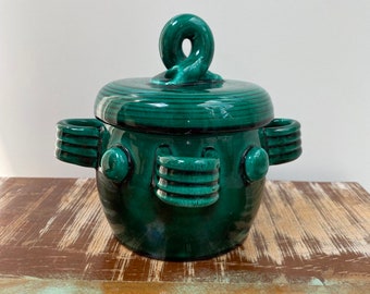 Green Shawnee Pot Pottery Rosette Teal con una cubierta inusual y con hermosos trazos Mango Vintage Impresionante raro.
