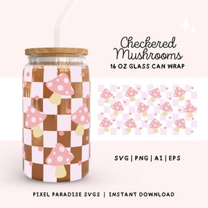 Op de afbeelding: Een 473 ml glazen blikwikkel met een geruit patroon in roze en bruin. Het patroon is versierd met roze paddenstoelen met witte stippen. De tekst "Checkered Mushrooms" en "16 OZ GLASS CAN WRAP" staat op de afbeelding. De tekst "SVG|PNG|AI|EPS" en "PIXEL PARADISE SVGS | INSTANT DOWNLOAD" staat ook op de afbeelding.