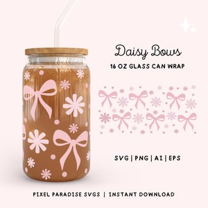 Może przedstawiać: Wzór opakowania na szklaną puszkę o pojemności 473 ml z różowymi kokardkami i białymi stokrotkami. Wzór nazywa się "Daisy Bows" i jest dostępny w formacie SVG, PNG, AI i EPS. Tekst "PIXEL PARADISE SVGS | INSTANT DOWNLOAD" znajduje się na dole obrazu.