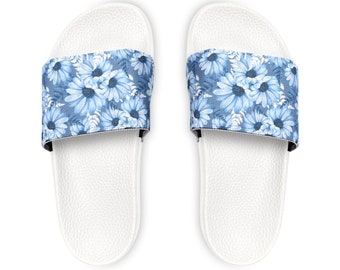 Sandalias Slide para mujer con estampado floral azul que seguro alegrarán tu día luciendo tus chanclas favoritas.