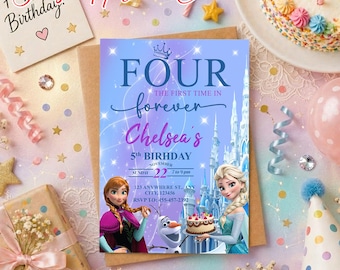 Op de afbeelding: Een verjaardagsuitnodiging met een blauwe en paarse achtergrond, met de tekst "FOUR" en "Chelsea's 5th Birthday". De uitnodiging bevat illustraties van personages uit een populaire animatiefilm, een taart en een kasteel.