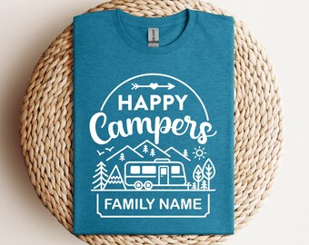 Gepersonaliseerde Happy Camper familienaamshirt, Camp Life-shirt, Happy Camping-shirt, campingvuurshirt, campershirt, shirt natuurliefhebber, shirt natuurliefhebber