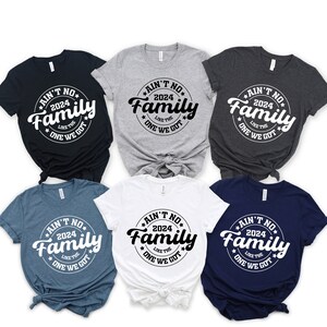 T-shirt "Ain't No Family Like The One I Got" – Col V, Manches Courtes – 100% Coton, Personnalisable – Taille S à 2XL