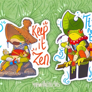 Peut inclure: Deux autocollants avec des grenouilles de dessin animé en méditation. L'une porte un chapeau de paille et le texte "Keep it Cool, Keep it Zen". L'autre porte un chapeau de feuille et le texte "Time for a Break".