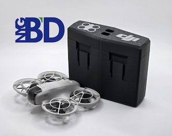 Può includere: Un drone bianco con quattro eliche e una custodia di trasporto nera con il logo DJI. Il drone ha un obiettivo della fotocamera nero e il testo "MIni" sul lato.