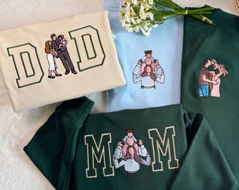 Sweatshirt met aangepaste fotoborduurwerk: Varsity Mom Dad Portrait, katoen, uniseks