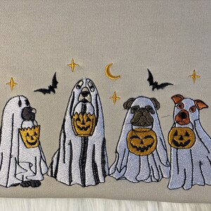 Broderad Halloween-tröja med spökhund bild 3