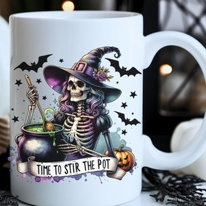 Puede incluir: Taza de cerámica blanca con un diseño temático de Halloween. El diseño incluye una bruja esqueleto removiendo un caldero, murciélagos y el texto "TIME TO STIR THE POT". Una calabaza y estrellas completan la escena espeluznante.