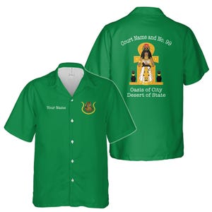 Peut inclure: Chemise verte boutonnée avec bordure blanche et col blanc. Le devant de la chemise porte le texte "Your Name" et un emblème doré. Le dos de la chemise présente une illustration avec le texte "Court Name and No. 99", "Oasis of City Desert of State".