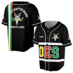 Puede incluir: Jersey de béisbol negro con ribetes blancos y las letras "OES" en rojo, amarillo y verde. La parte posterior del jersey tiene una estrella de cinco puntas con una brújula y un cuadrado en el centro. El texto "YOUR CHAPTER NAME" está por encima de la estrella y "YOUR CITY, STATE" está por debajo de la estrella.