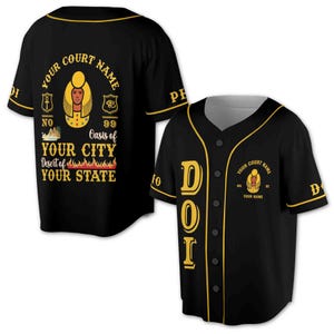 Könnte beinhalten: Schwarzes Baseball-Trikot mit goldfarbenen Zierleisten und Knöpfen. Das Trikot zeigt individuellen Text und Grafiken, darunter die Wörter "YOUR COURT NAME", "YOUR CITY" und "YOUR STATE". Das Trikot hat einen Vintage-Sportstil.