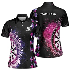 Op de afbeelding: Zwarte poloshirt met een dartbord ontwerp. De shirt heeft een dartbord grafische op de voor- en achterkant, met de tekst "YOUR NAME" en "TEAM NAME". Accentueren met paarse en roze ruitpatronen en verfspatten.