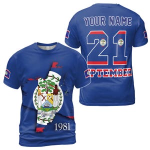 Könnte beinhalten: Ein blaues T-Shirt mit einem abgenutzten Bild der Flagge von Belize auf der Vorderseite. Auf der Rückseite des Shirts steht der Text "YOUR NAME" und die Nummer "21" in den Farben der Flagge von Belize. Der Text "SEPTEMBER" befindet sich unter der Nummer. Das Shirt trägt auch das Jahr "1981" auf der Vorderseite.