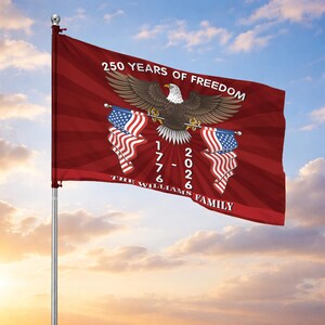 Könnte beinhalten: Eine weinrote Flagge mit dem Text "250 YEARS OF FREEDOM" und "1776-2026 THE WILLIAMS FAMILY". Die Flagge zeigt einen Adler mit ausgebreiteten Flügeln und zwei amerikanische Flaggen.