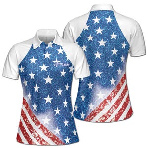 以下が含まれることがあります： 白、青、赤のポロシャツで、キラキラ光るアメリカ国旗のデザインが施されています。シャツは白い襟と半袖です。シャツの前面には「YOUR NAME」という文字が印刷されています。