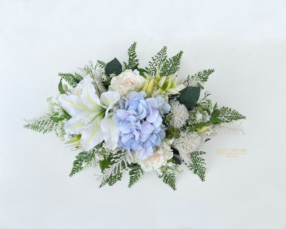 Blumenarrangement Blumengesteck Tischdekoration gedeckter Tisch Hochzeit Kommunion Hortensie Lilie Rose blau/cremeweiß