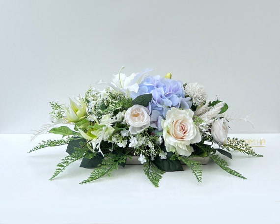 Blumenarrangement Blumengesteck Tischdekoration gedeckter Tisch Hochzeit Kommunion Hortensie Lilie Rose blau/cremeweiß