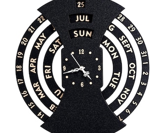 Puede incluir: Reloj de calendario perpetuo negro con letras y números dorados. La esfera del reloj muestra los días de la semana, los meses y las fechas. Las manecillas del reloj son negras y blancas.