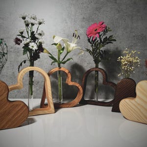 2er-Set Herzvasen aus Holz mit Ampulle | Niedlich, Elegant | Perfektes Geschenk für Blumenliebhaber, Home Decor | Eiche + Esche | Jubiläumsgeschenk