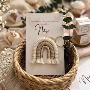 Llaveros personalizados de macramé arcoíris / Regalos bohemios para invitados de baby shower / Recuerdos de fiesta hechos a mano al por mayor / Incluye etiqueta con nombre personalizada
