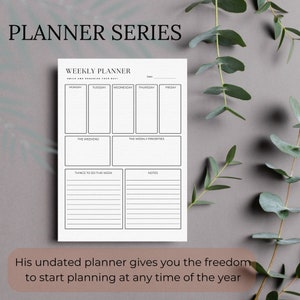 Könnte beinhalten: Ein schwarz-weißer Wochenplaner mit dem Titel "Weekly Planner" und dem Text "Smile and organize your day". Der Planer hat Abschnitte für Montag, Dienstag, Mittwoch, Donnerstag, Freitag, Das Wochenende, Die wöchentlichen Prioritäten, Dinge, die diese Woche zu erledigen sind, und Notizen.