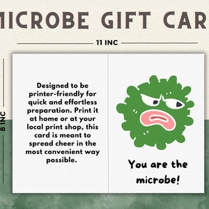 Pode incluir: Um cartão de presente imprimível com um micróbio verde de desenho animado com uma expressão rabugenta. O texto diz "You are the microbe!" e inclui instruções para imprimir o cartão em casa ou em uma gráfica local.