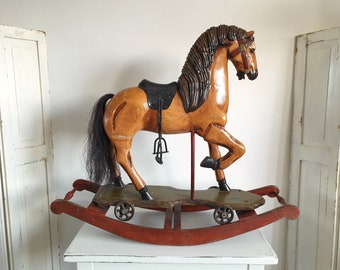 cavallo a dondolo antico, vecchio cavallo da giostra, cavallo decorativo, cavallo di legno, dipinto a mano, vintage, squallido, nostalgia, decorazione brocante, RARE