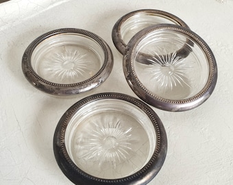 Set: 4 sottobicchieri in vetro antichi, incisioni, accessori in metallo, placcati in argento, vecchi sottobicchieri, vintage francese, brocante, RARE