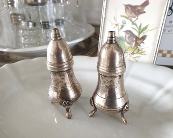 Ensemble : ancienne salière et poivrière, shakers anciens, métal argenté, argent, sel et poivre, shabby, brocante, vintage français, RARE