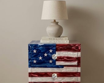 Nachtkastje met Amerikaanse vlag van hars, patriottische bijzettafel met lades van epoxyhars, rustieke houten bijzettafel naast het bed, gepersonaliseerd cadeau voor een veteraan
