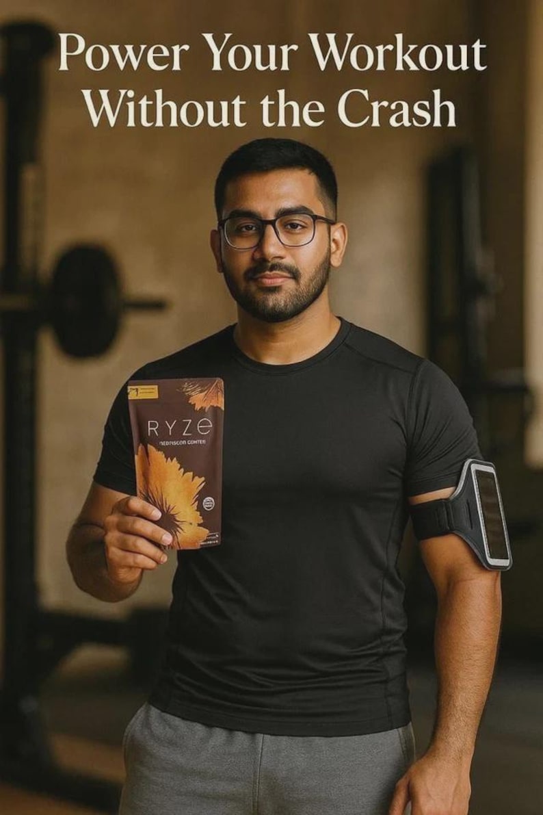 Pu&ograve; includere: Una busta marrone di caff&egrave; ai funghi Ryze con un grafico a girasole, tenuta da una persona che indossa una maglietta sportiva nera a maniche corte e una fascia da braccio per smartphone. Il testo sopra recita: Power Your Workout Without the Crash.