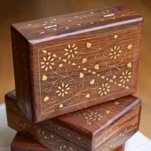 Portagioie in legno/portacarte dei tarocchi con fiori in ottone dorato - fatto a mano in India - edizione perfettamente imperfetta (scontata)