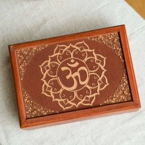 Simbolo Om fatto a mano scatola portagioie spirituale in legno/scatola porta tarocchi - legno di acacia - fatto a mano in India
